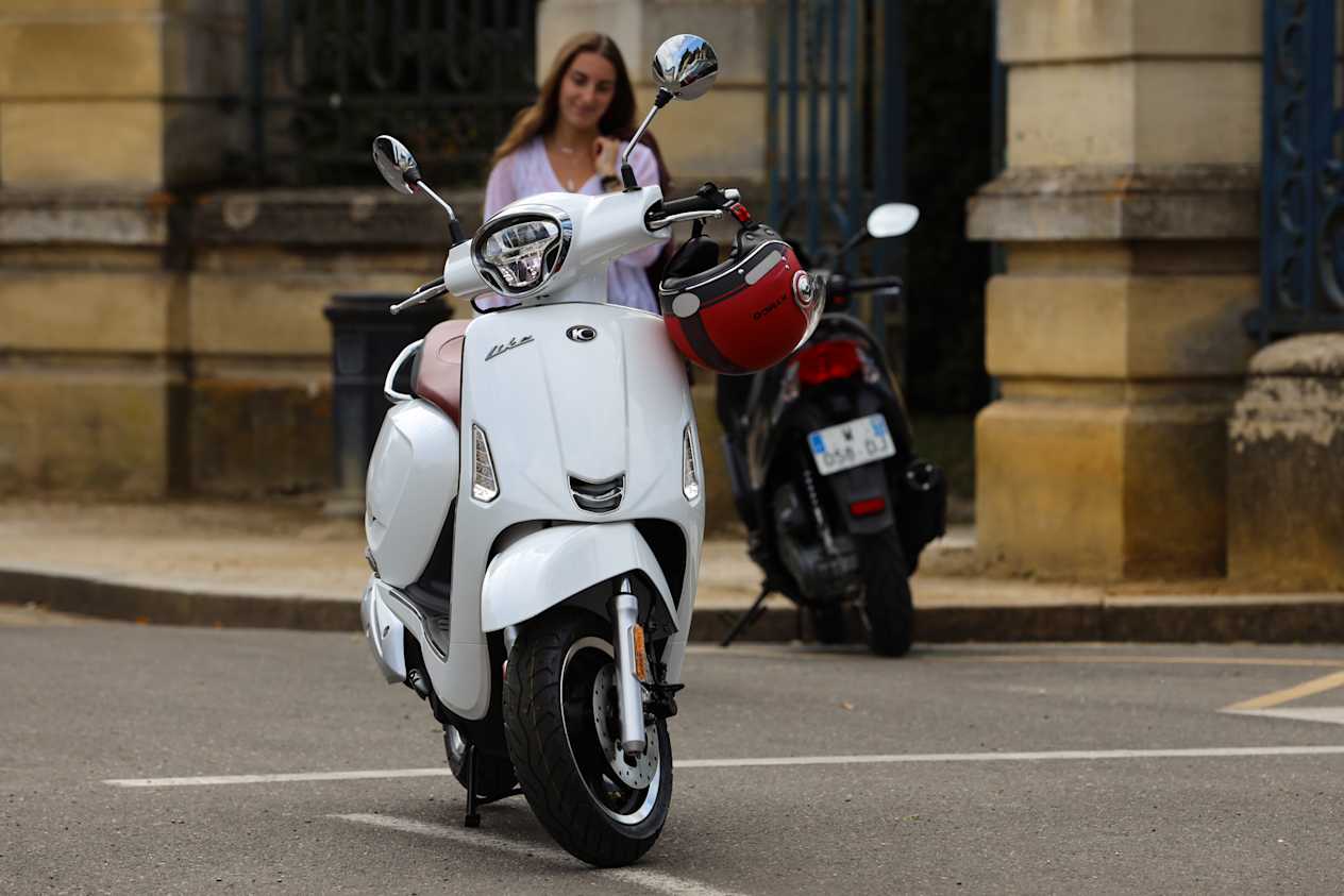 Kymco Like 50 2024 : fac avant statique dans la rue
