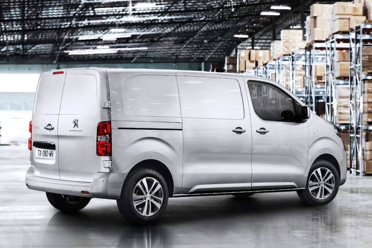 Peugeot Expert fourgon 2018 : trois quarts arrière dans un entrepôt