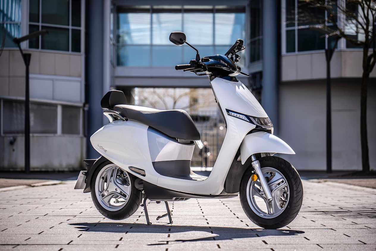 Kymco i-One 2024 : trois quarts avant droit statique