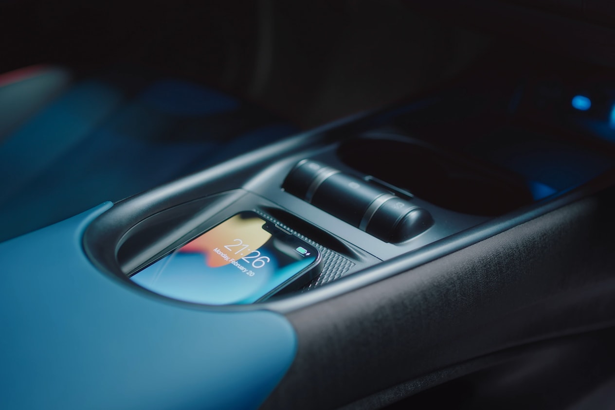 BYD Dolphin 2023 : détail rangement smartphone dans la console centrale