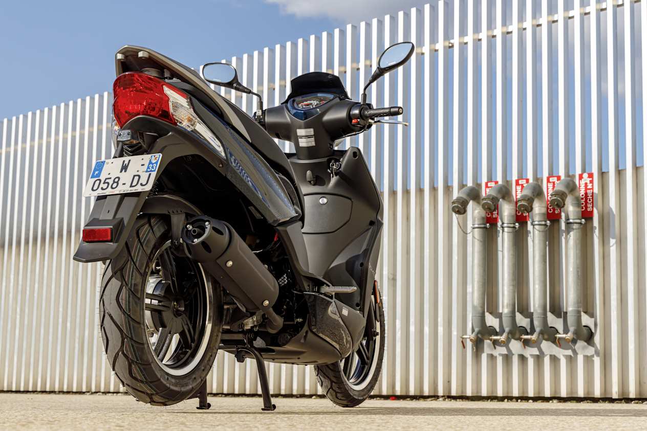 Kymco Agility 50 16+ 2024 : trois quarts arrière droit statique