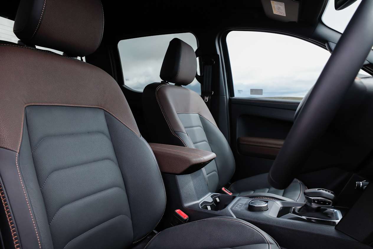 View of the front seats of the Volkswagen Amarok from the driver side door