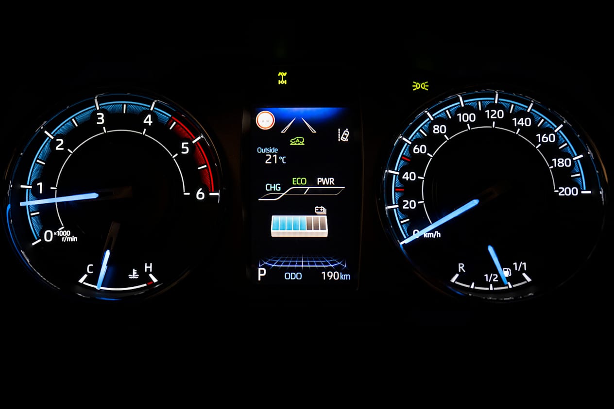 Toyota Hilux Hybrid 48V 2024 : détail compteurs