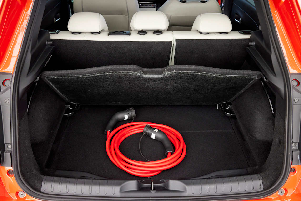 Fiat 600 La Prima : coffre et câble de recharge