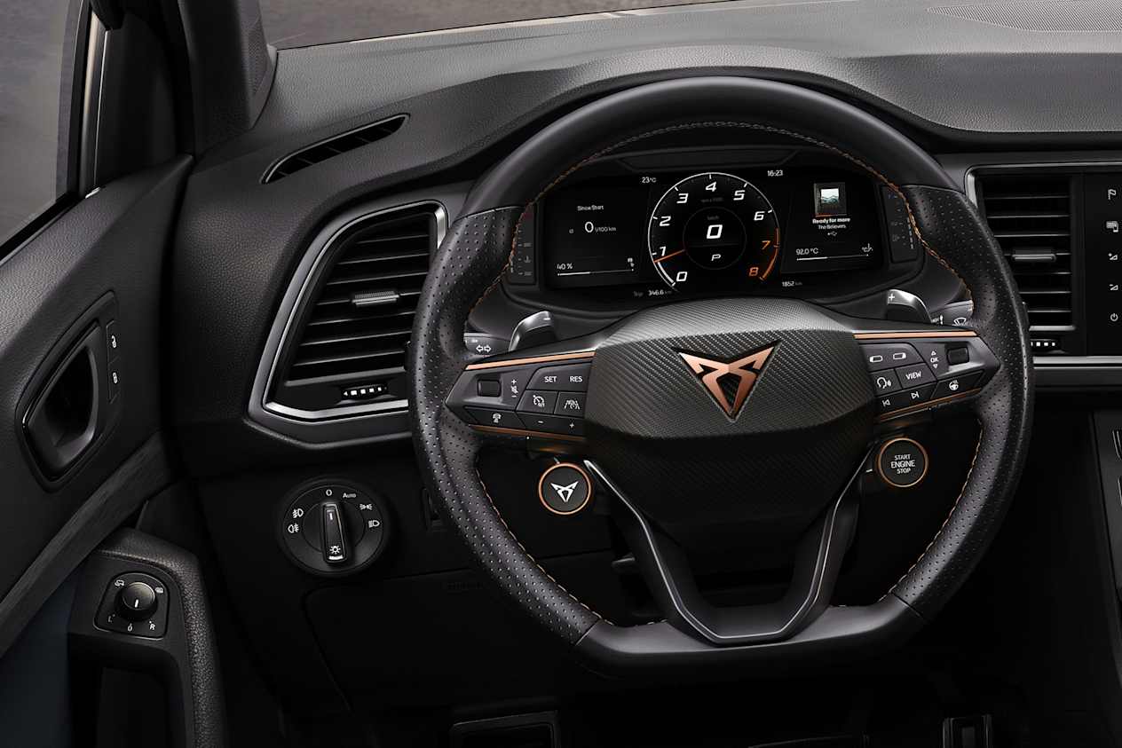 The CUPRA Ateca's innovative steering wheel, equipped with satellite buttons to start the engines and choose the driving mode