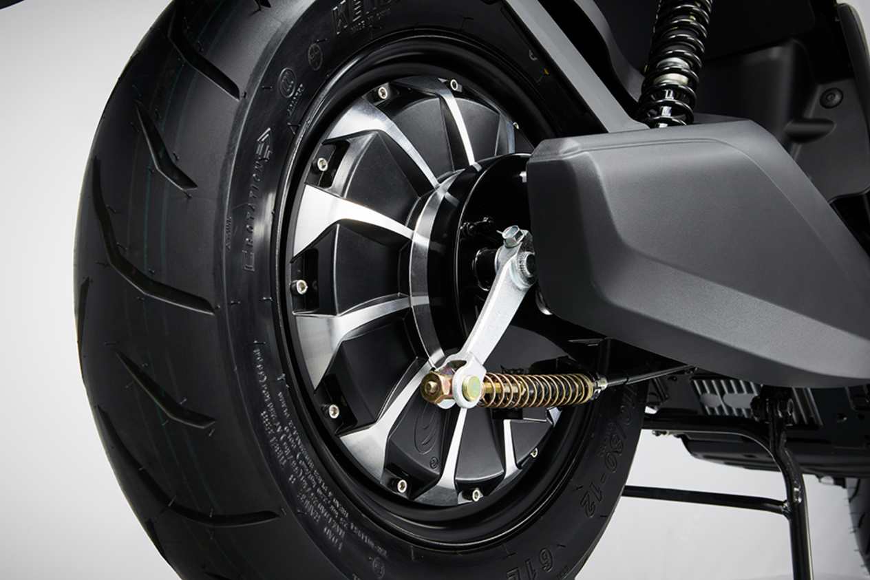 Kymco Agility EV 2024 : détail roue arrière et moteur électrique
