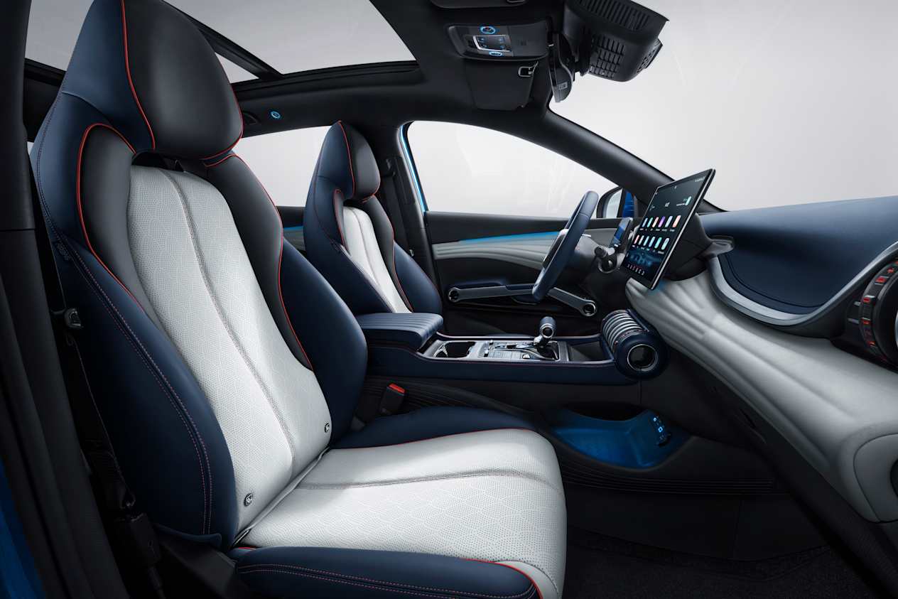 BYD Atto 3 2022 : sièges avant et intérieur vu de profil