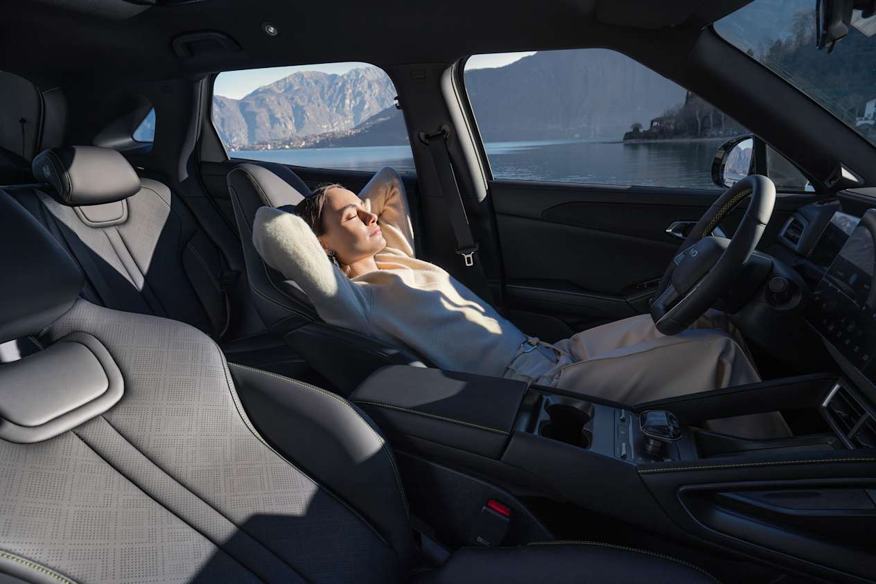 BYD Atto 2 2025 : intérieur avec dossiers des sièges avant abaissé et modèle allongée