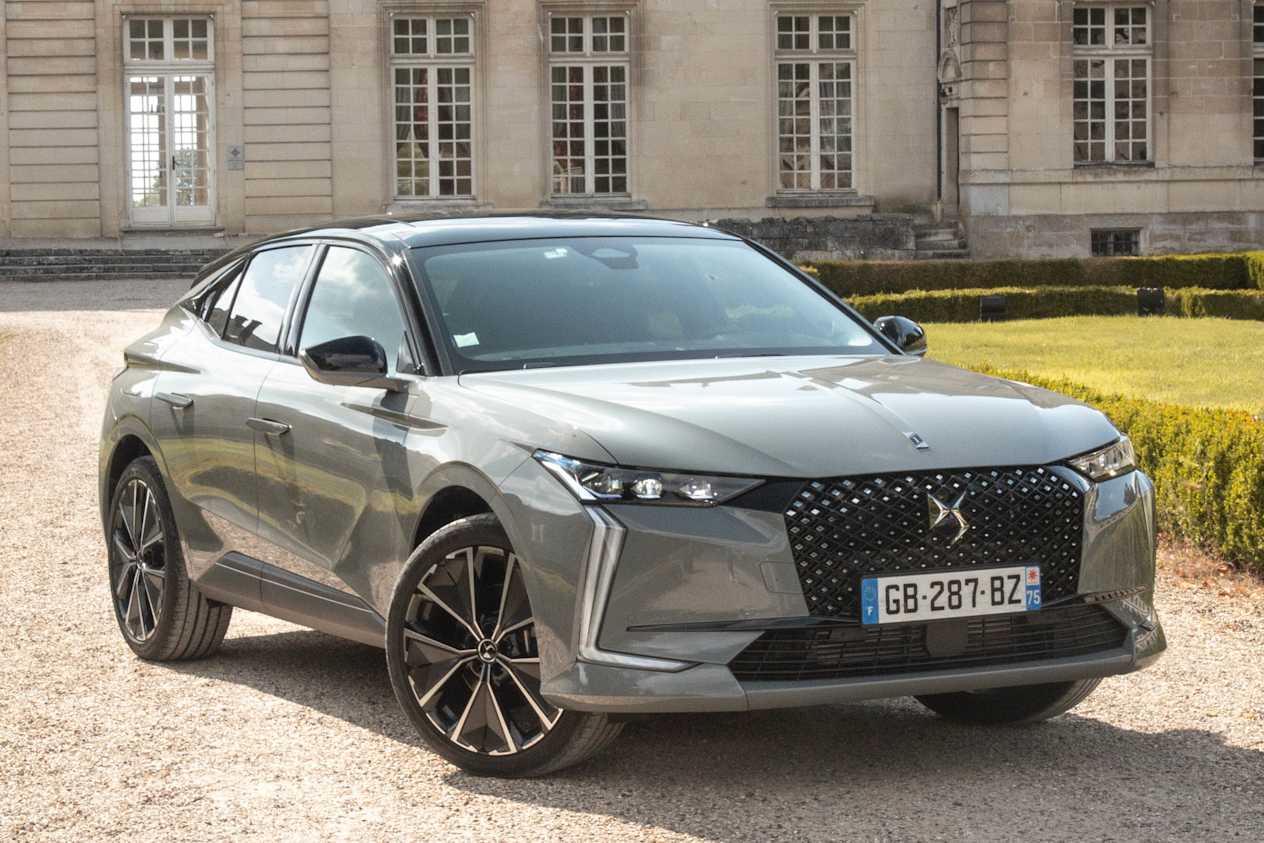DS 4 dans la cour du Château de Chantilly