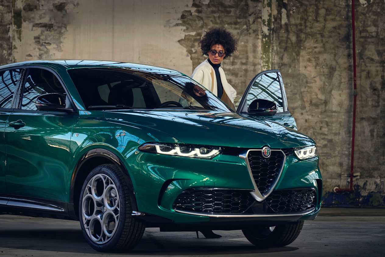 Alfa Romeo Tonale 2022 : trois quarts avant avec porte ouverte