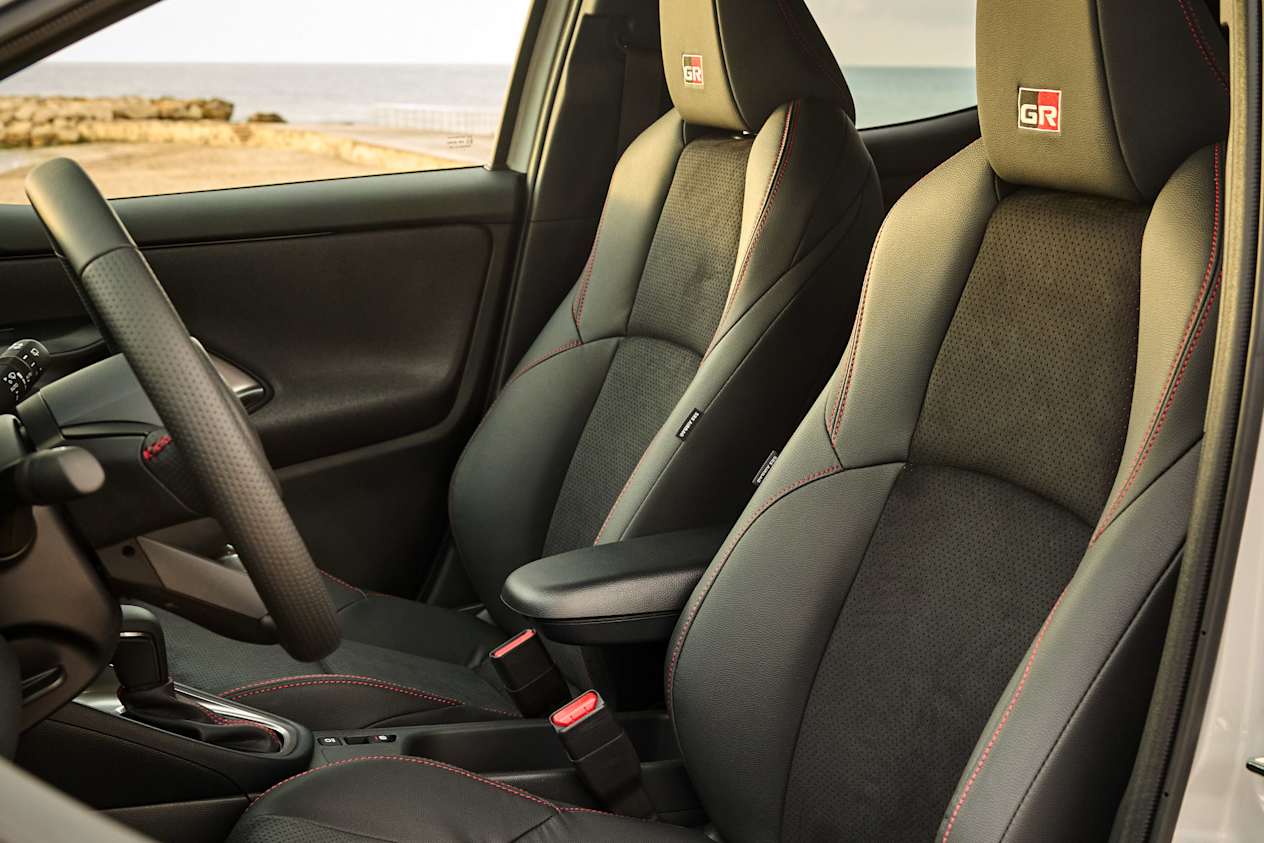Toyota Yaris GR Sport 2024 : détail sièges avant