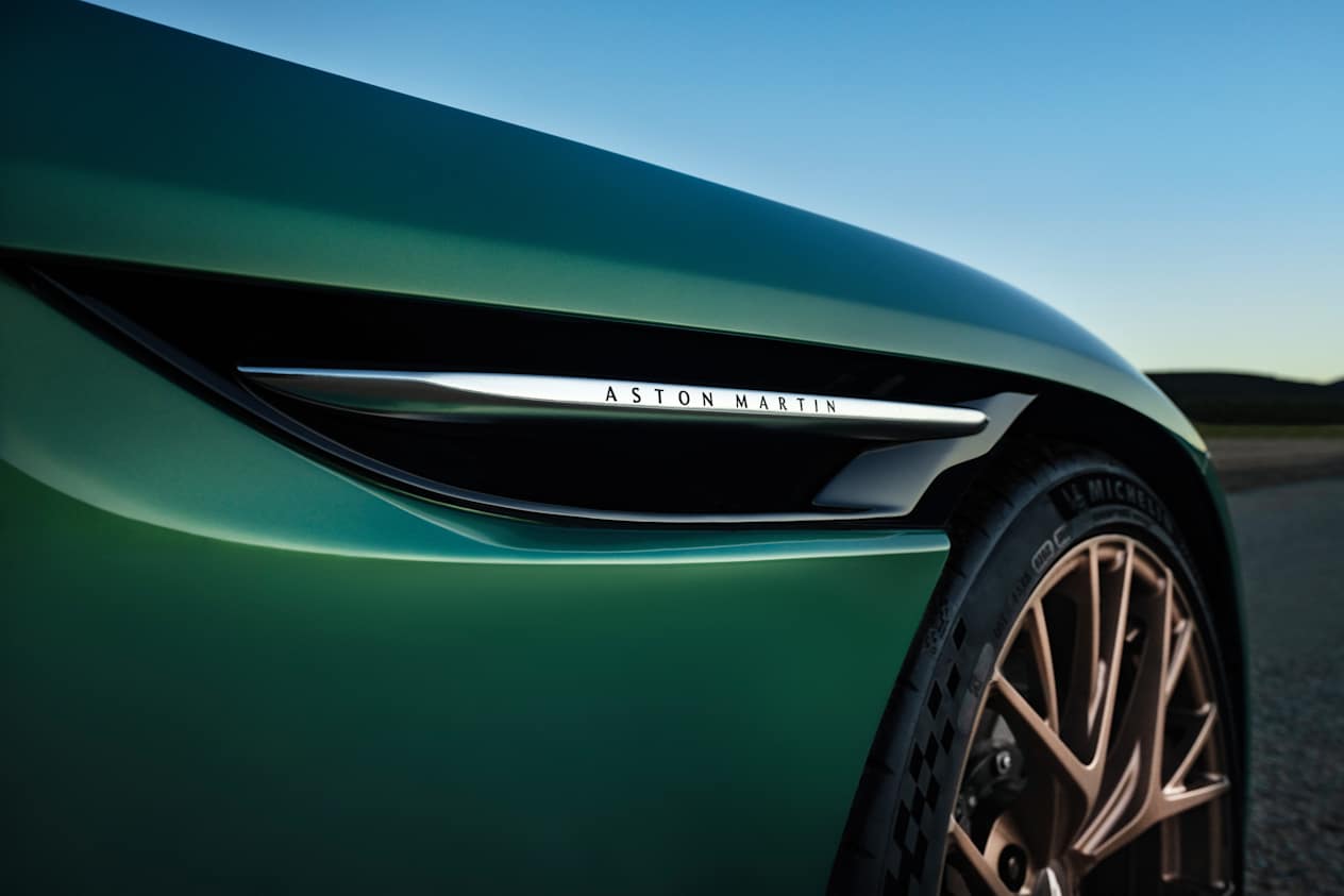 Aston Martin DB12 aile avant