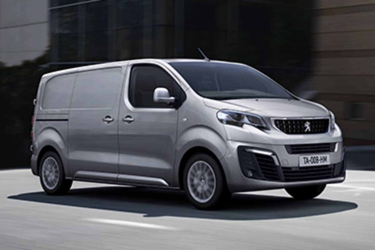 Peugeot Expert fourgon trois quarts avant sur route