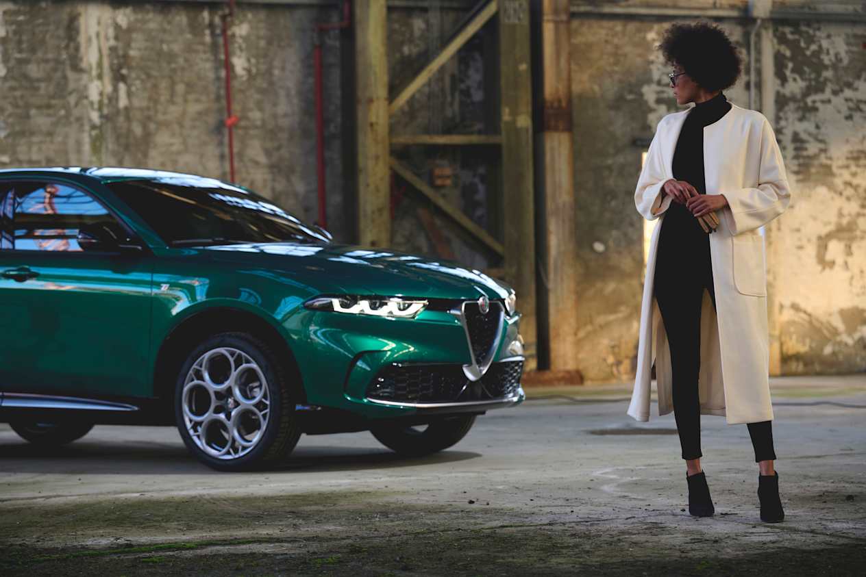 Alfa Romeo Tonale 2022 : face avant et feux avec modèle