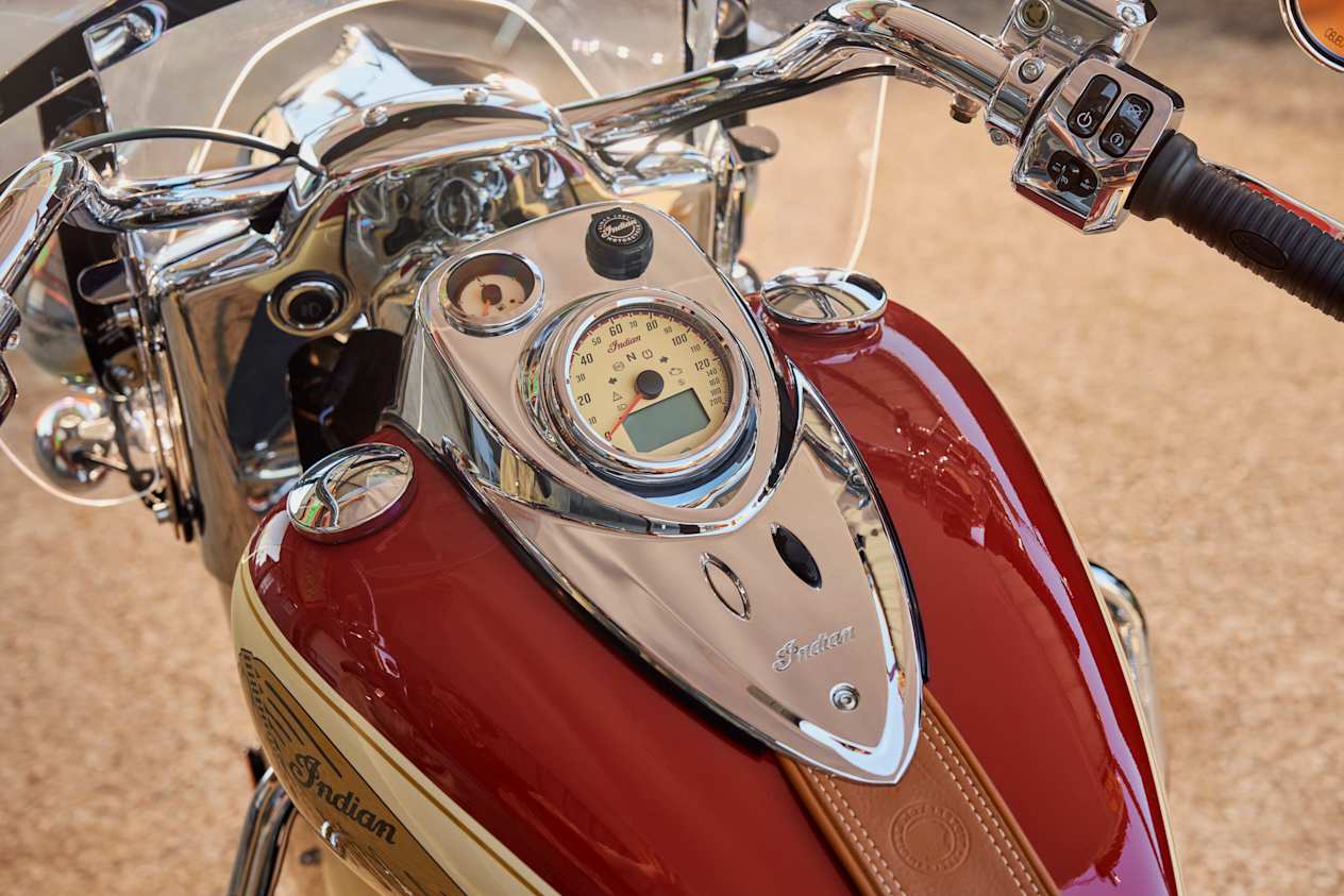Indian Springfield Special Edition 2025 : détail compteur sur réservoir