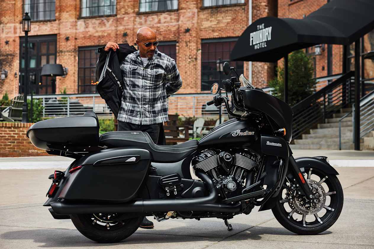 Indian Roadmaster Dark Horse 2024 : profil droit statique avec motard