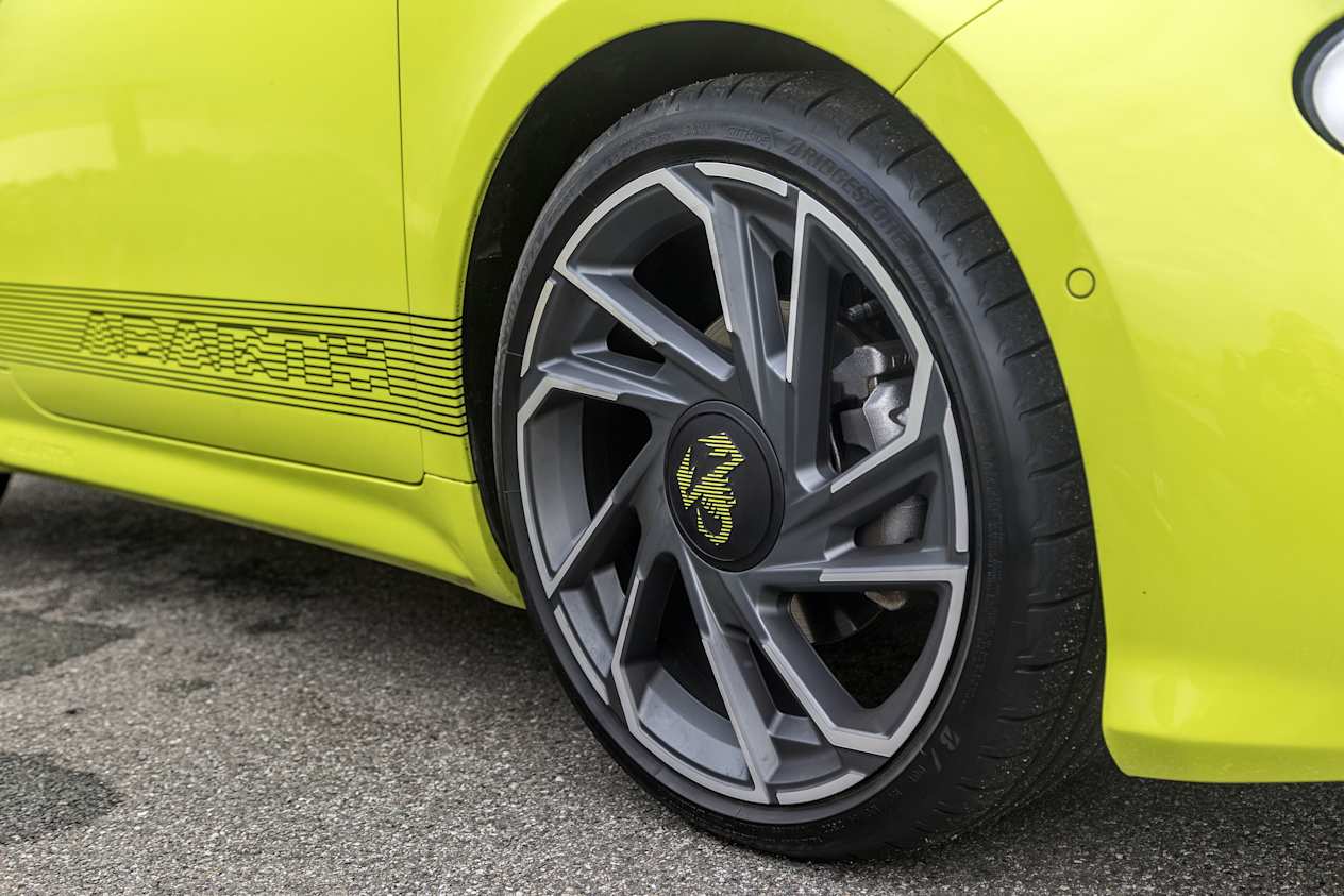 Fiat Abarth 500e Scorpionissima : Jantes 18 pouces