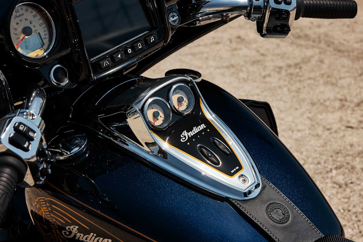 Indian Roadmaster Elite 2025 : détail compteurs sur le réservoir