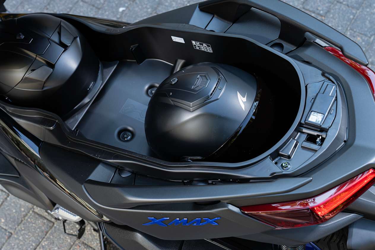 Yamaha XMAX 300 2025 : coffre sous la selle avec 2 casques
