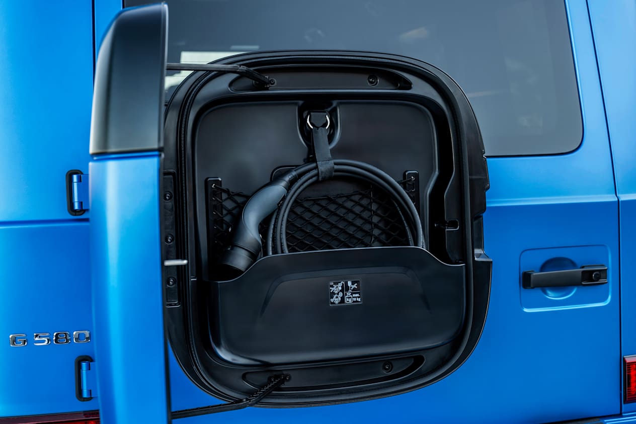 Mercedes Classe G 580 Electrique 2024 : détail rangement du câble de recharge à la place de la roue de secours