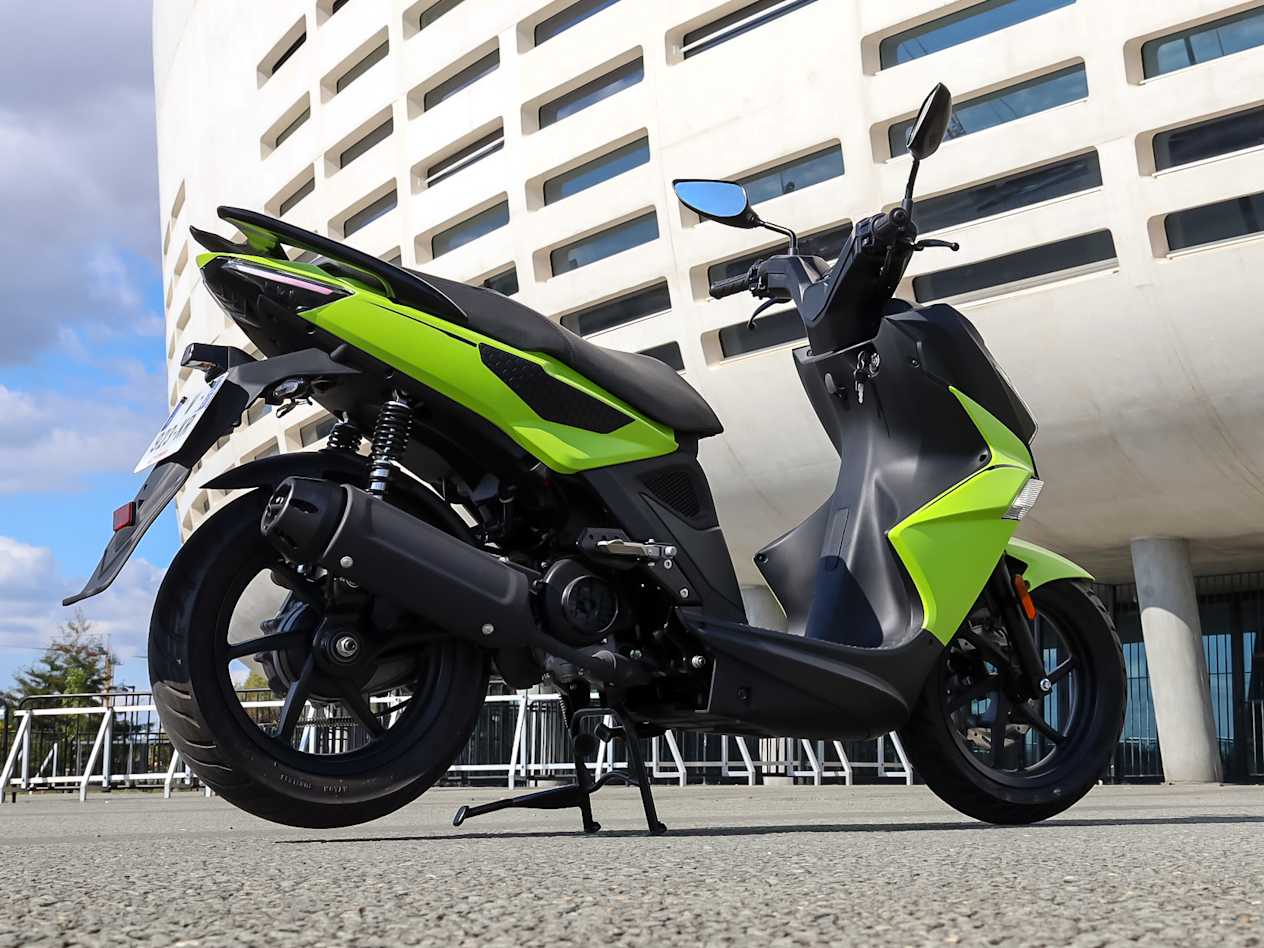 Kymco Super 8 R 2024 : trois quarts arrière droit statique