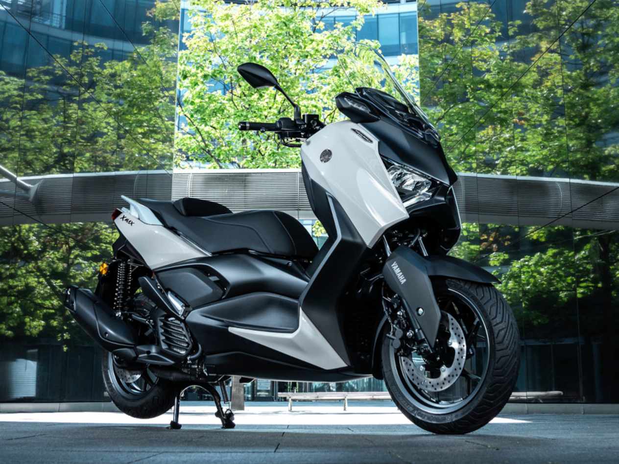 Yamaha XMAX 125 Tech Max+ 2025 : trois quarts avant droit statique