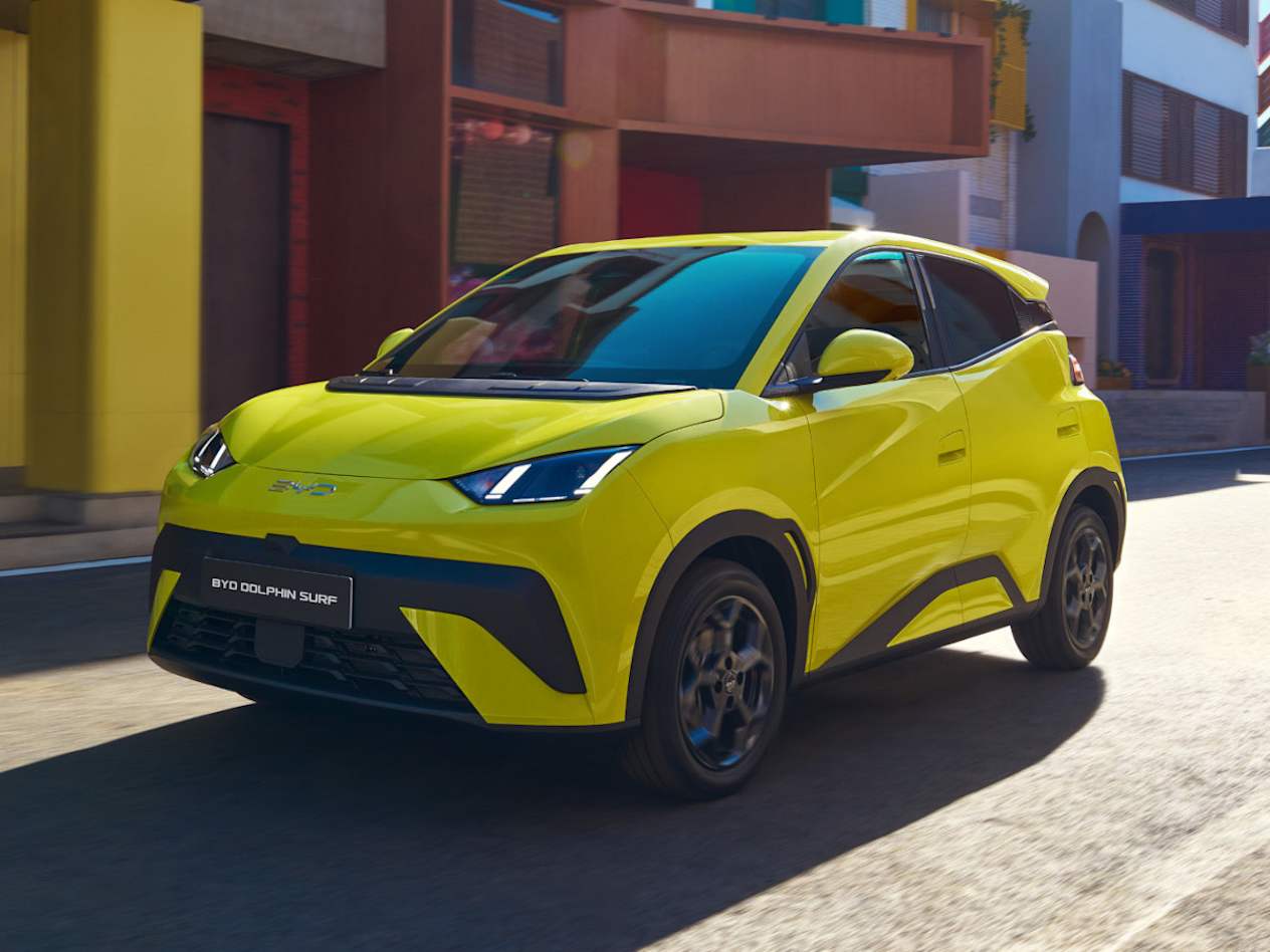 BYD Dolphin Surf 2025 : trois quarts avant gauche dans la rue
