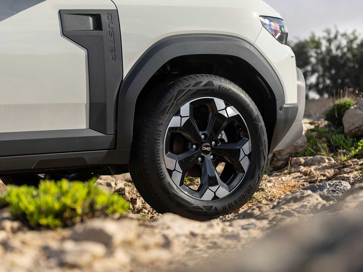 Close up of the wheel of a grey All-New Dacia Duster
