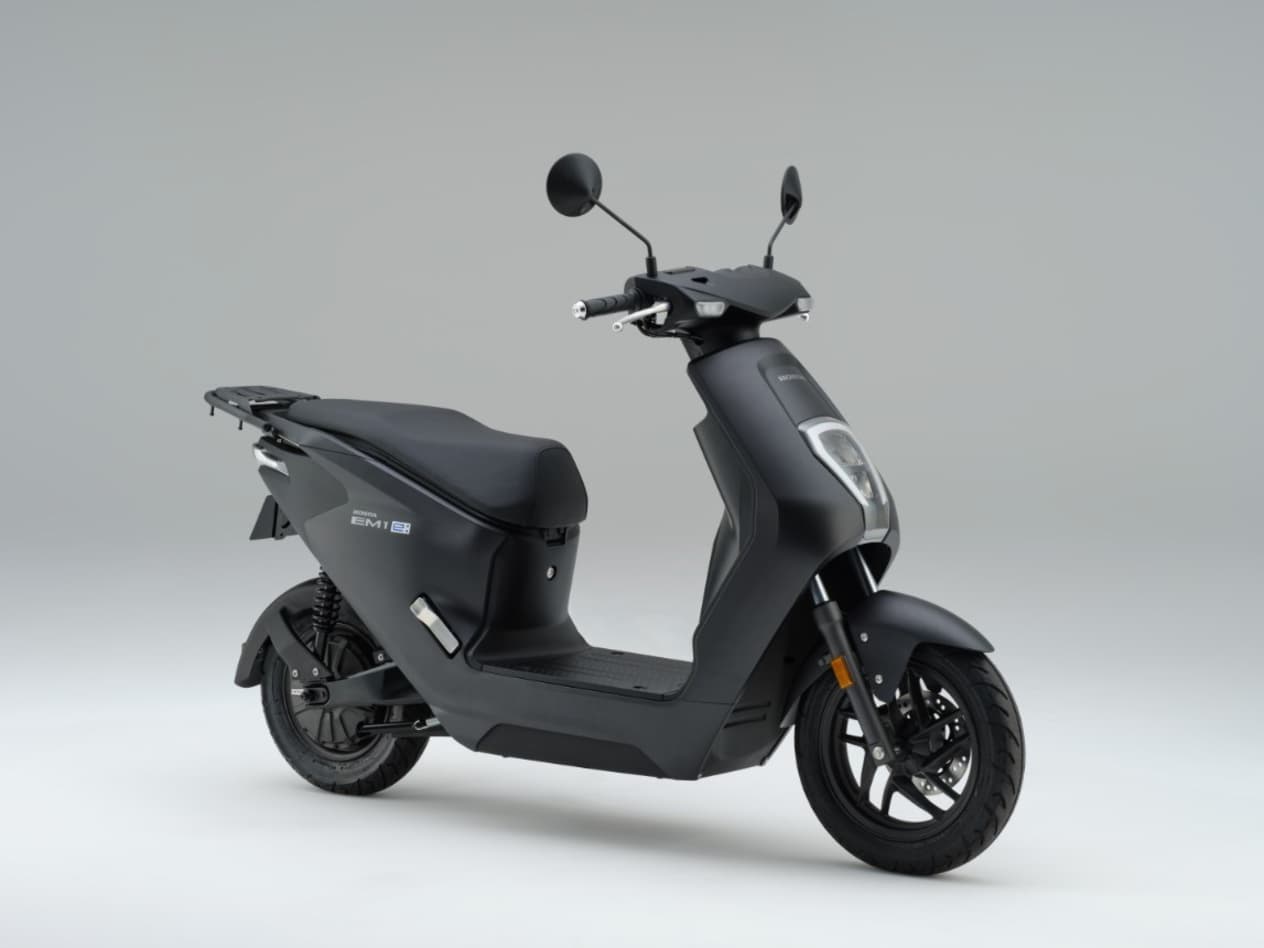 Honda EM1 e 2023 : noir mat trois quarts avant