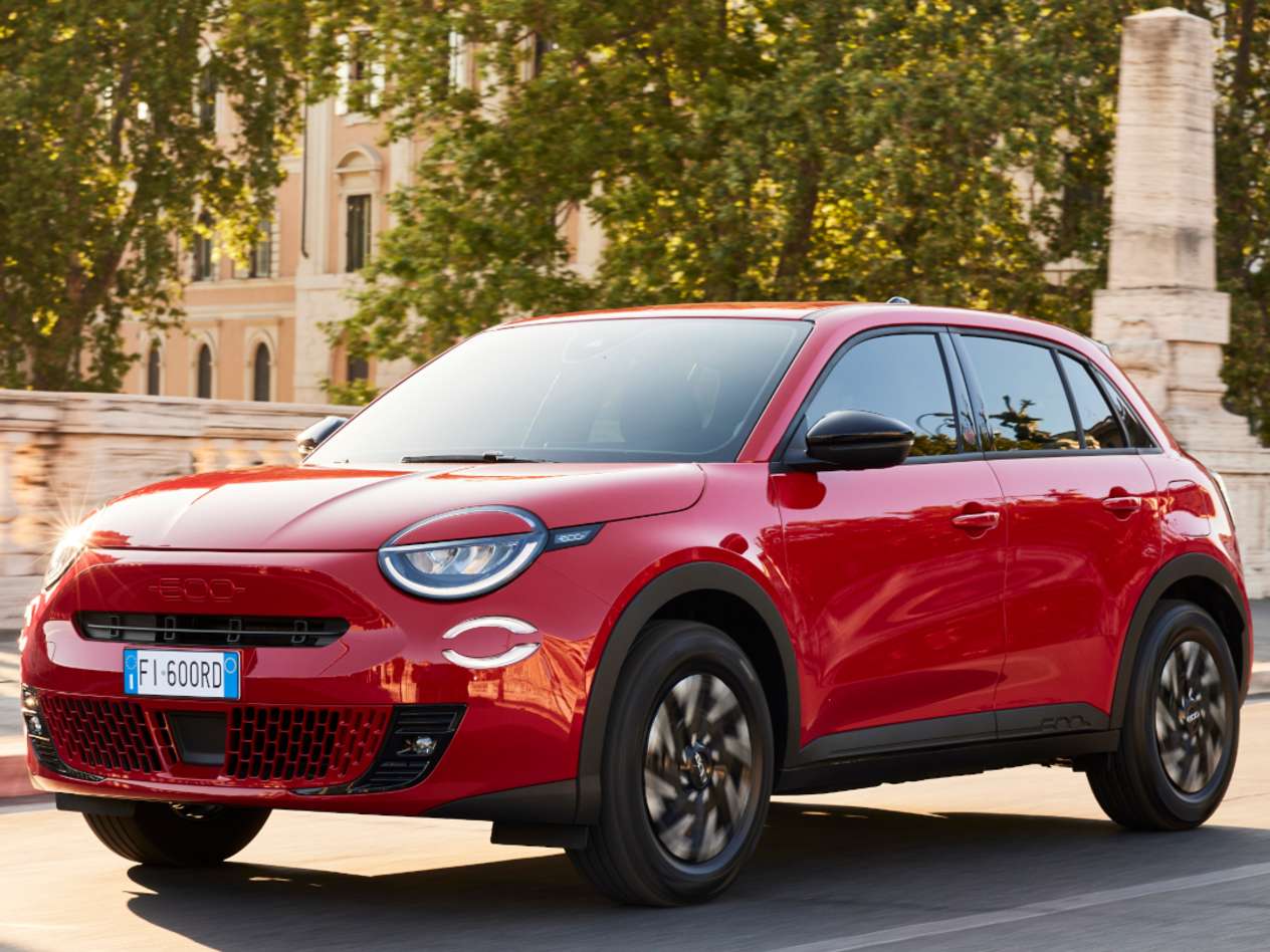 Fiat 600 2023 Red : trois quarts avant gauche dans la rue