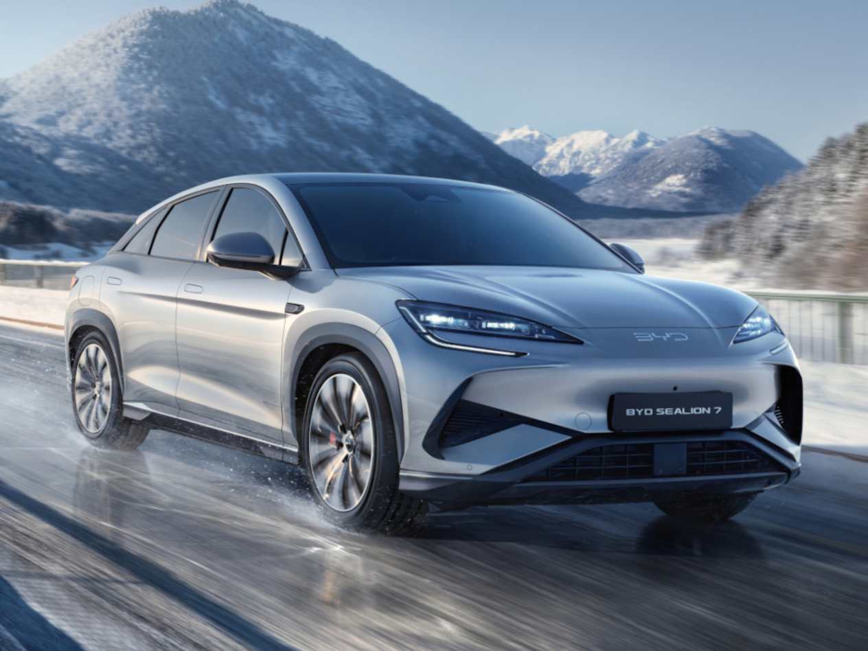 BYD Sealion 7 2024 : trois quarts avant droit sur route de montagne