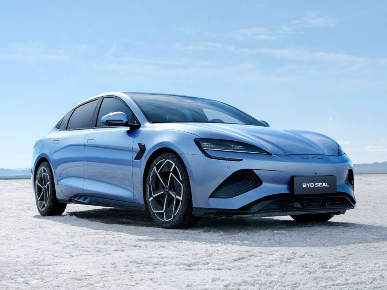 BYD Seal 2023 : trois quarts avant droit statique sur lac salé
