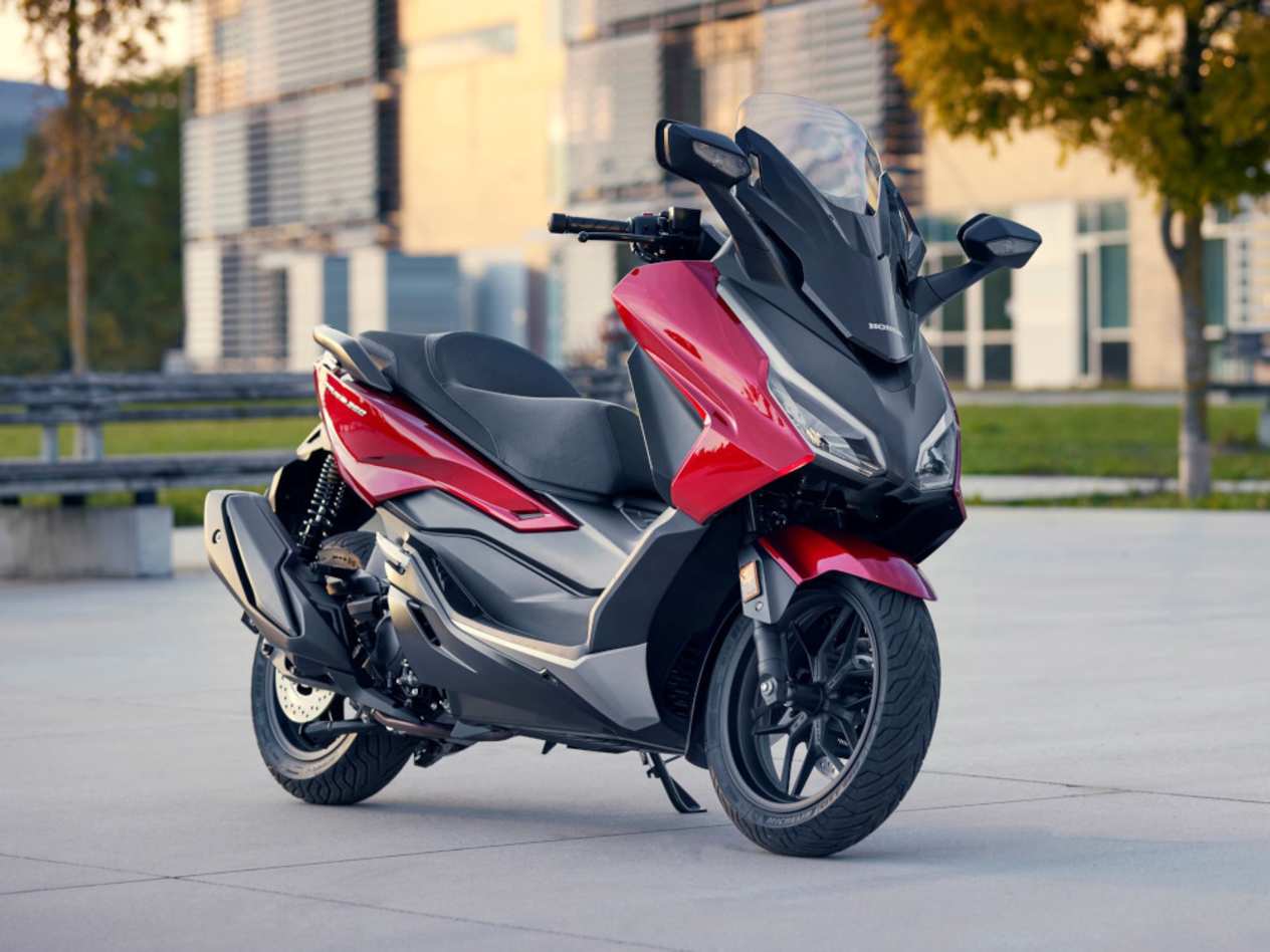Honda Forza 350 2023 : trois quarts avant droit dans un parc