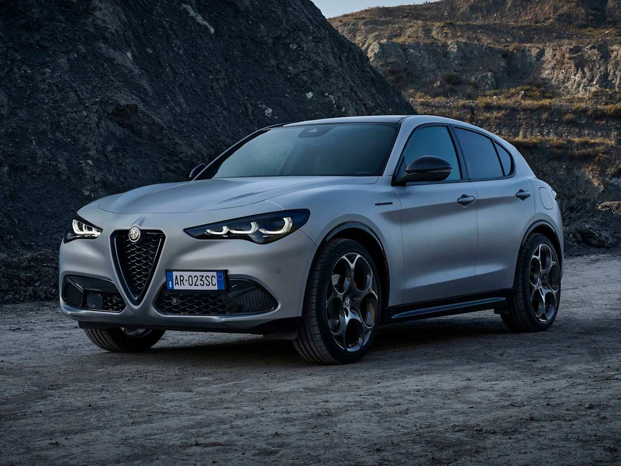 Alfa Romeo Stelvio restylé 2022 : Trois quart avant gauche à l'arrêt