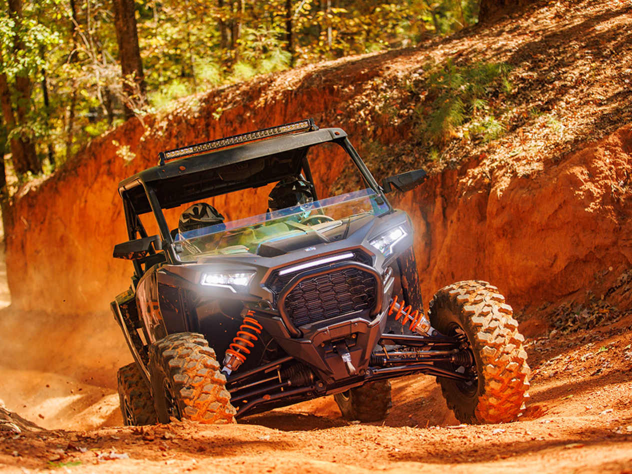 Polaris RZR XP 2023 : face avant en action sur chemin