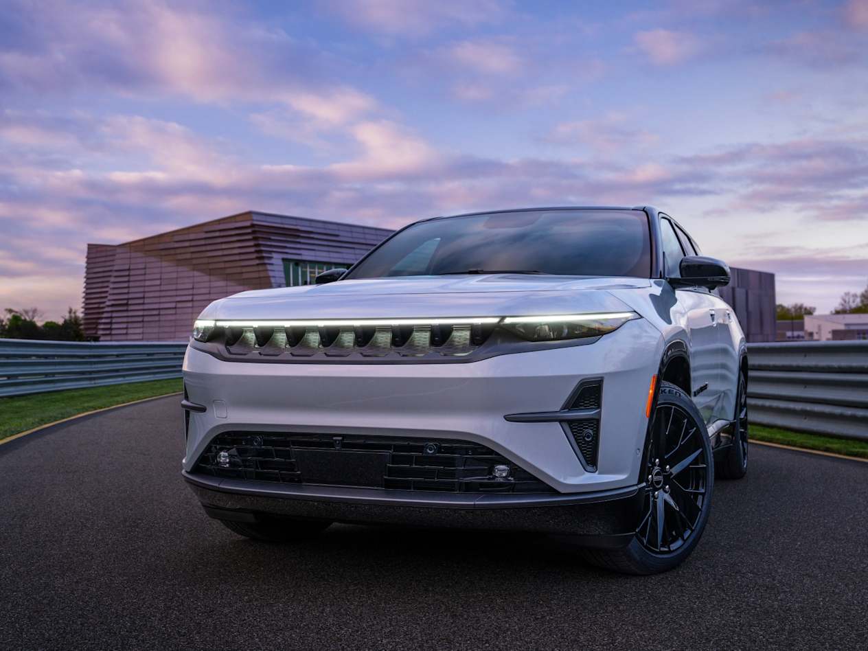Jeep Wagoneer S face avant roues tournées