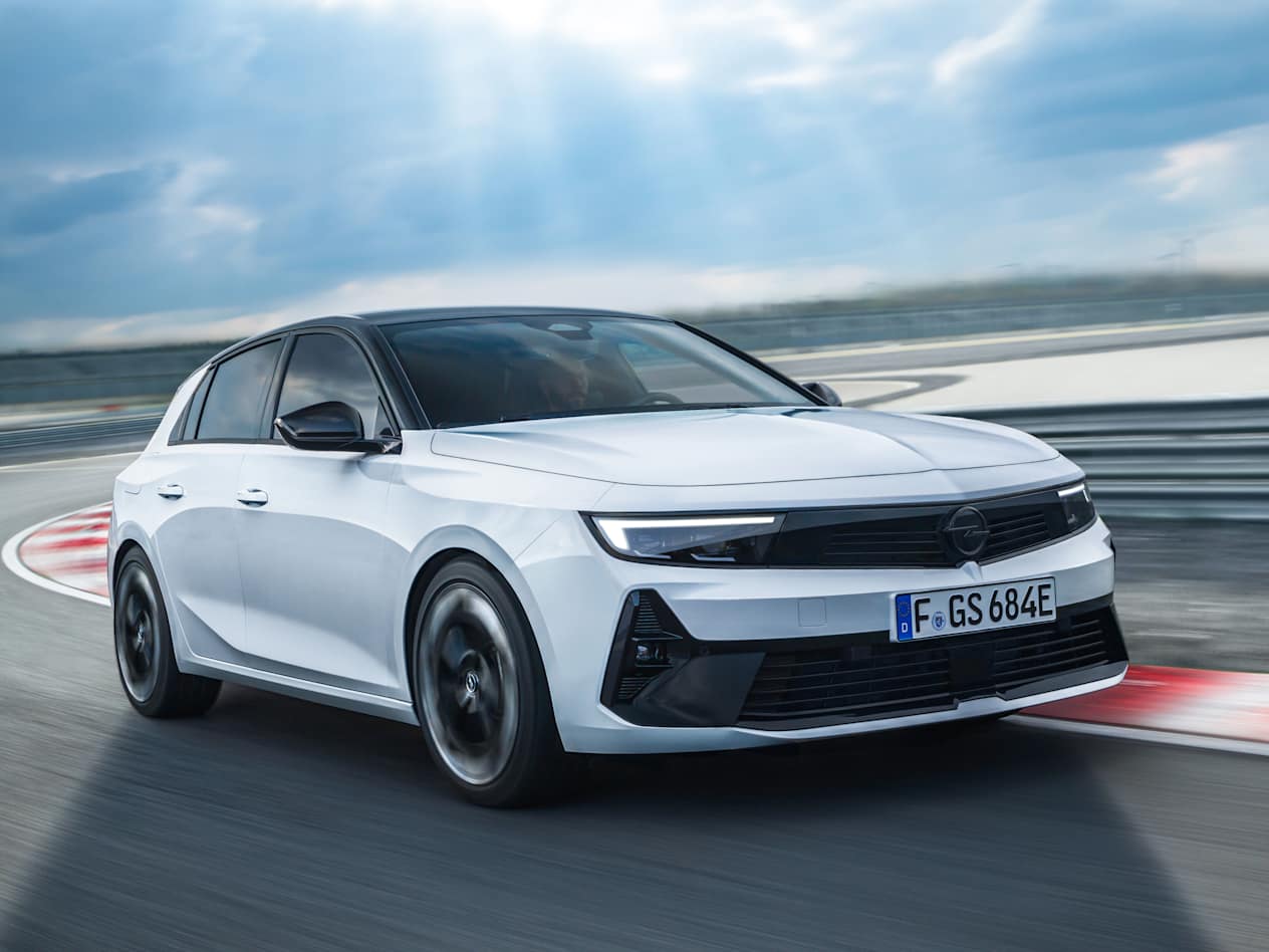Opel Astra GSe (2022) : Trois quart avant droit