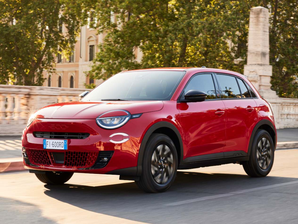 Fiat 600 2023 Red : trois quarts avant gauche dans la rue