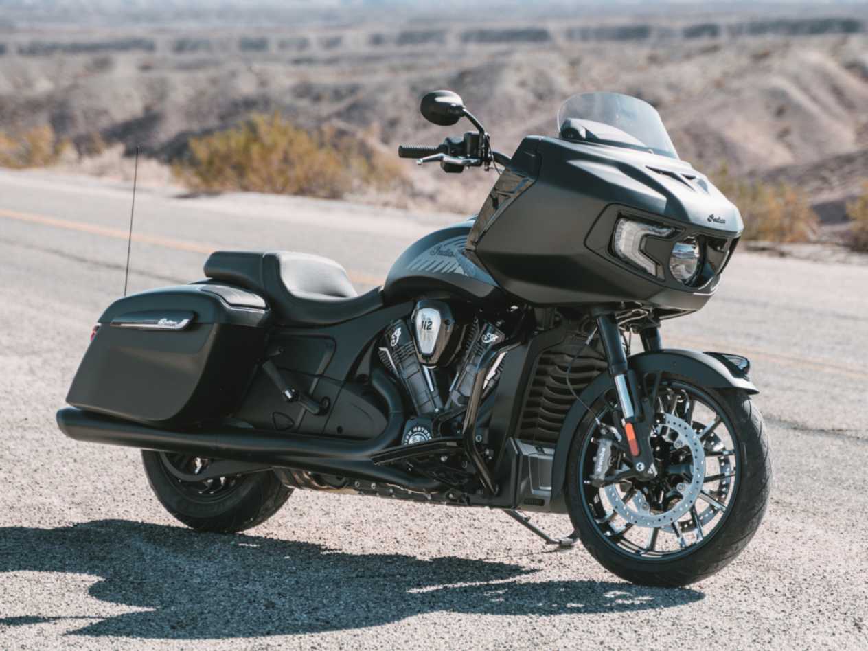 Indian Challenger Dark Horse Powerplus 112 2025 : trois quarts avant droit statique dans le désert