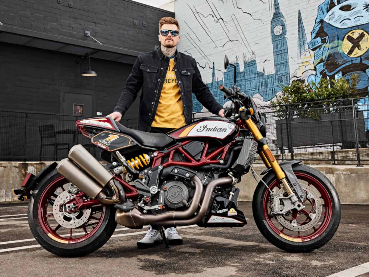 Indian FTR x RSD Super Hooligan 2024 : profil droit statique avec modèle