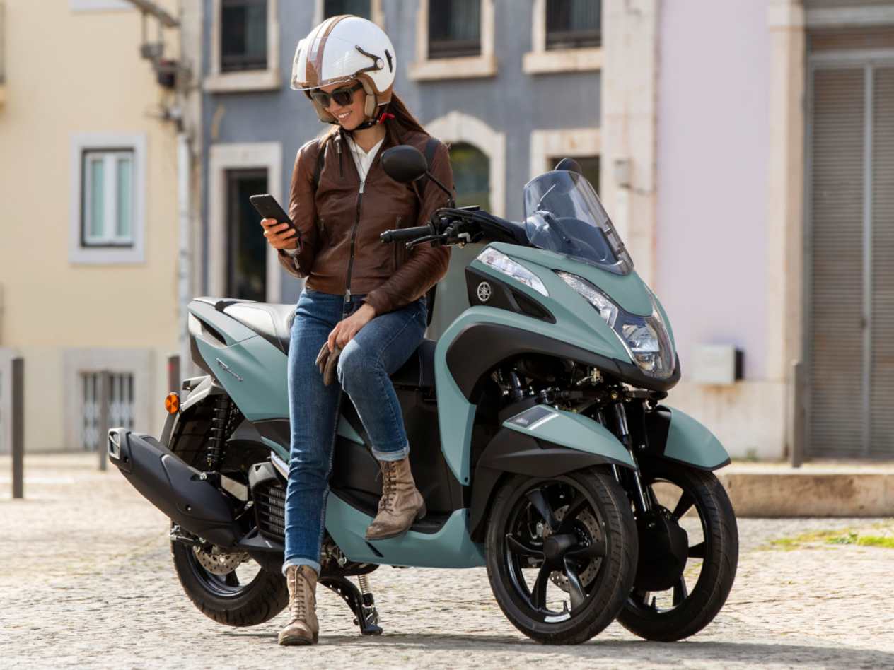 Yamaha Tricity 125 2024 : trois quarts avant droit avec modèle