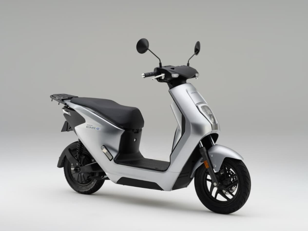 Honda EM1 e 2023 : argent trois quarts avant