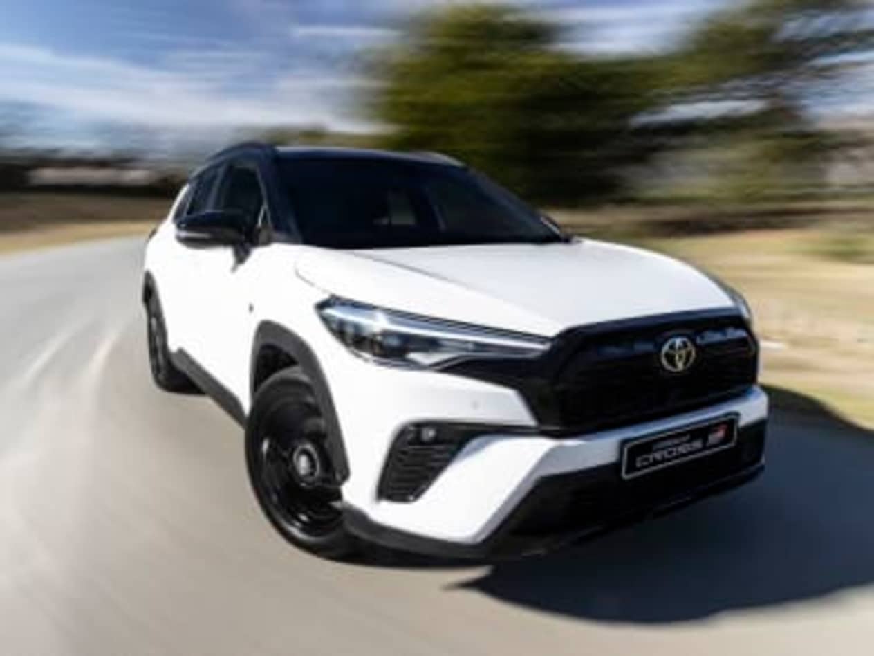 TOYOTA SELLS 9 423 VEHICLES IN PROTRACTED TRADING MONTH