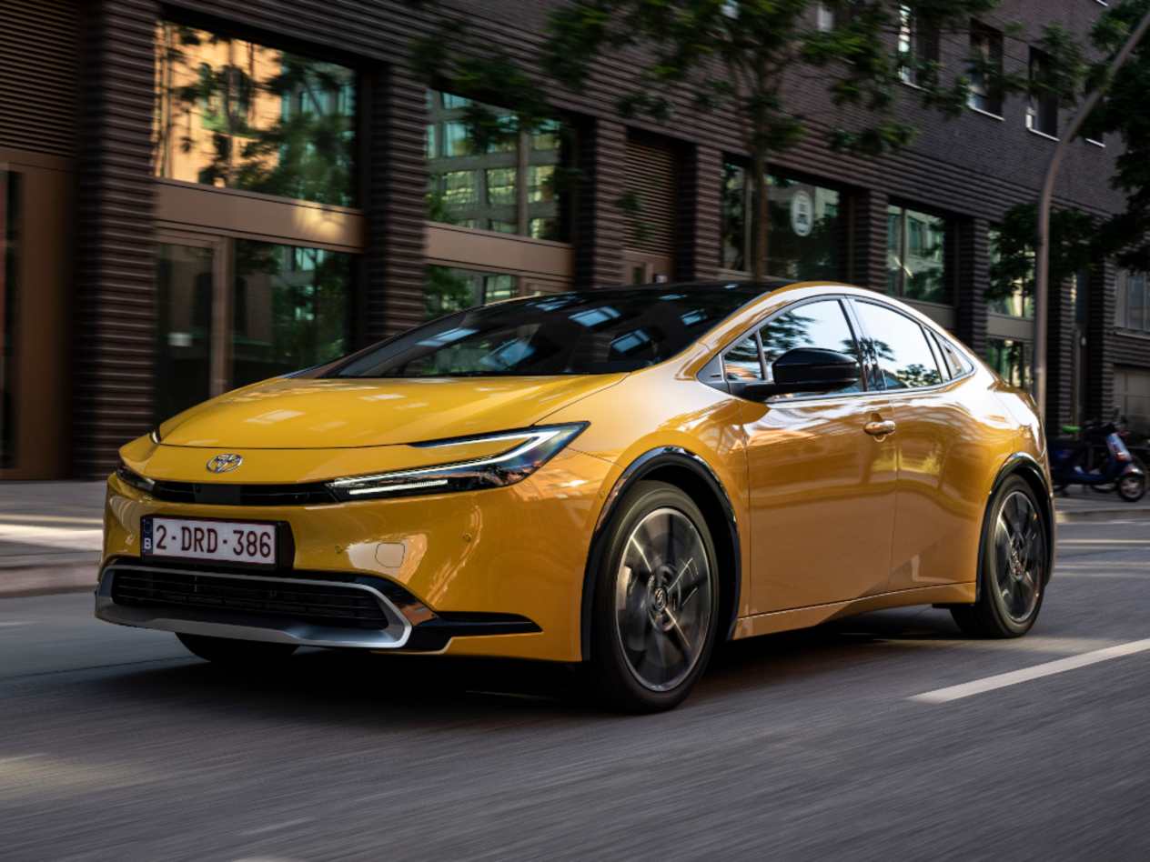Toyota Prius 2023 : trois quarts avant gauche sur route