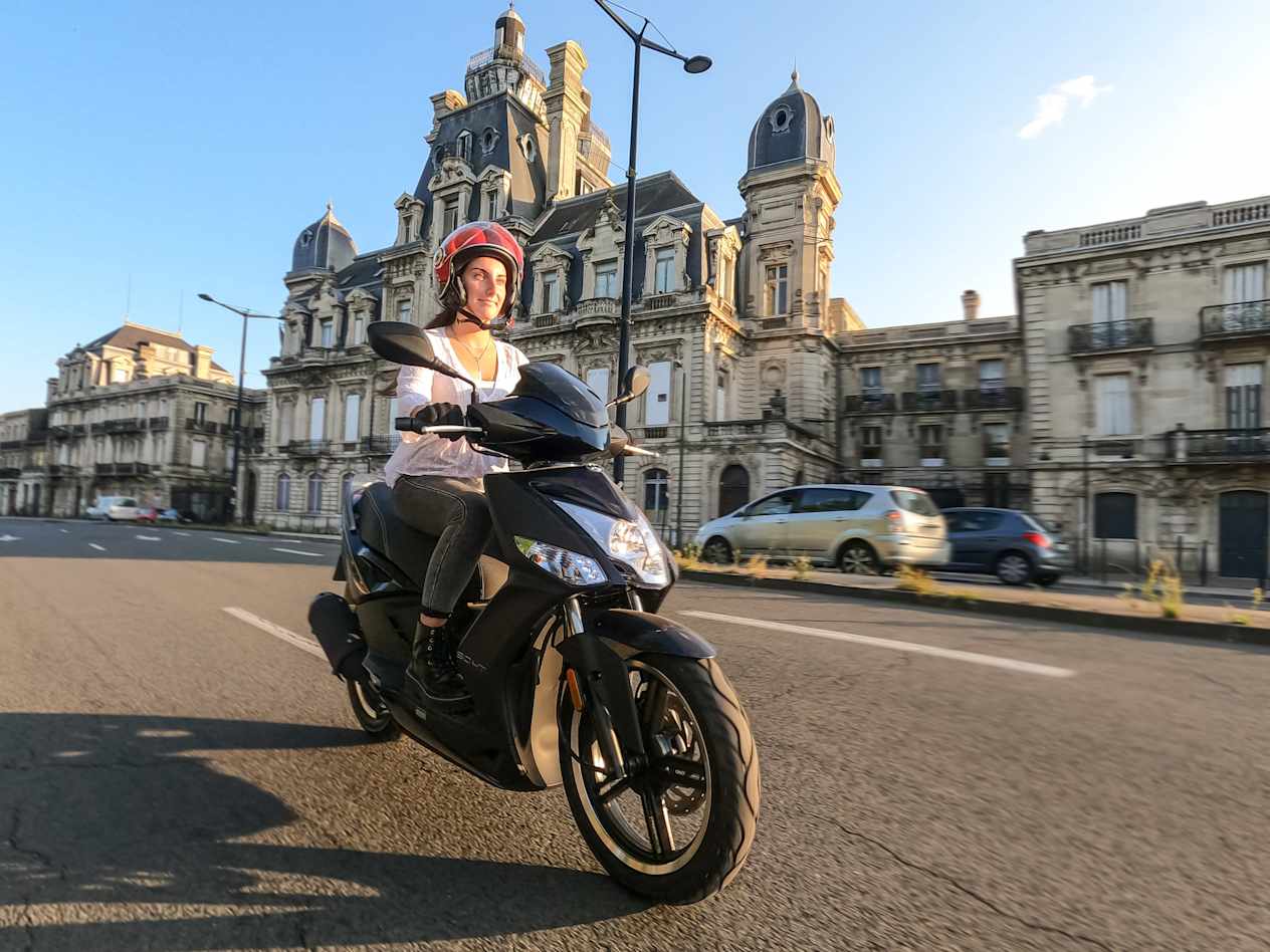 Kymco Agility 50 16+ 2024 : trois quarts avant droit sur route