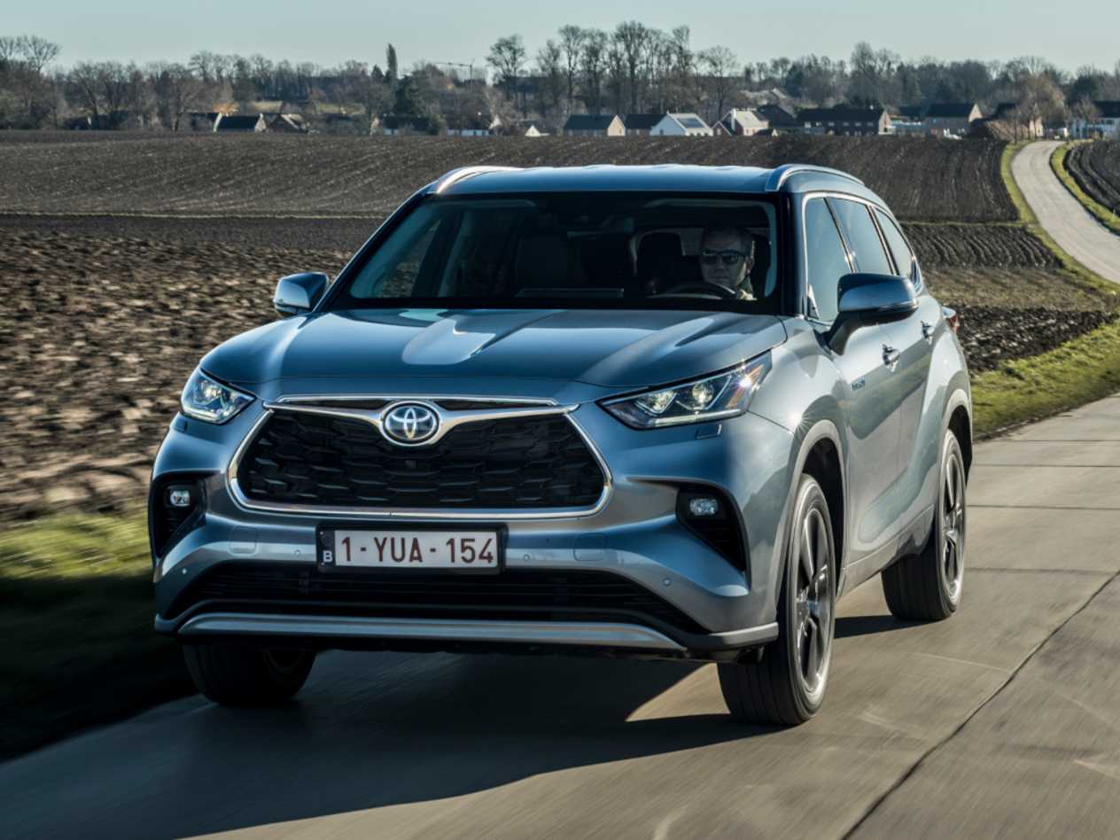Toyota Highlander 2021 : trois quarts avant gauche sur route