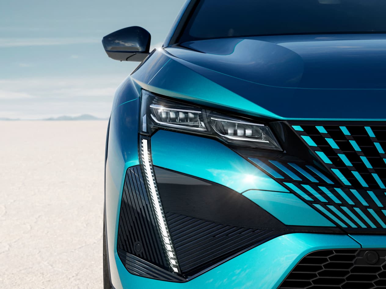 Nouvelle Peugeot 408 : Gros plan de face du phare droit