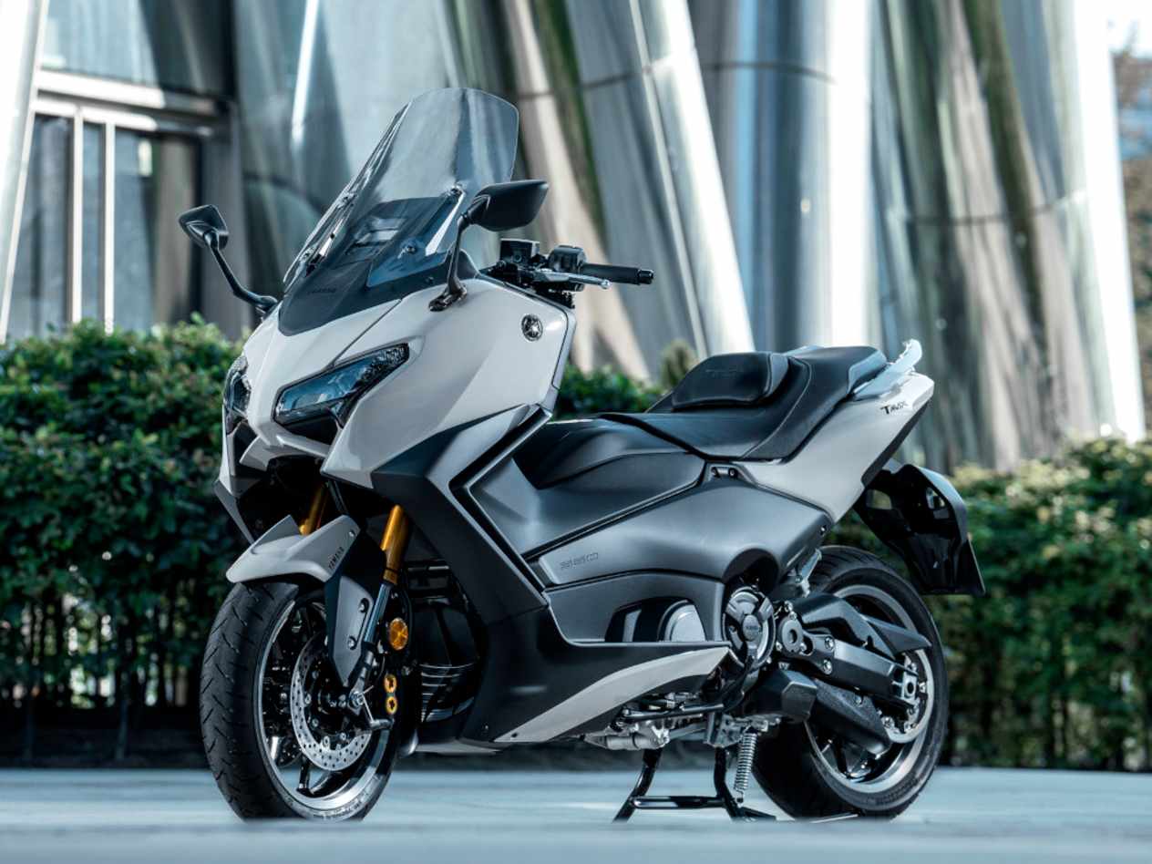 Yamaha TMAX Tech Max 2025 : trois quarts avant gauche statique