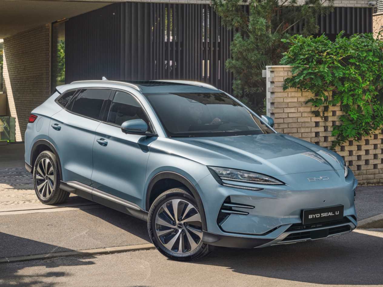 BYD Seal U : trois quarts avant droit sortant de la cour d'une maison