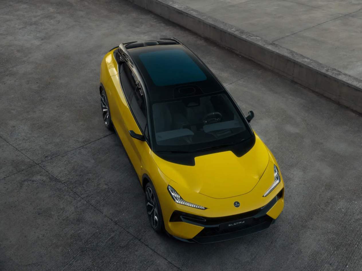 Lotus Eletre vue plongeante trois quarts avant